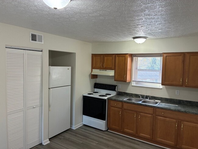 Building Photo - Elmwood Apartments- 1 and 2 Bedrooms w/ WD Hook Ups! Unit 5
