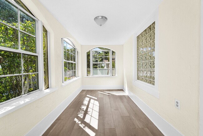 Photo - 511 NW 44th St Unidad 1