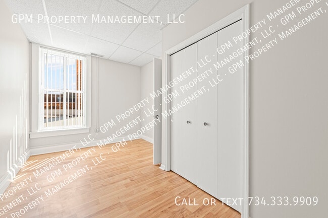 Photo - 412 Grand River Ave