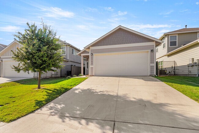 Building Photo - Luxurious 3 bedrooms 2.5 bathrooms home in...