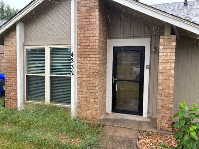 Building Photo - Charming West Norman Duplex Rental