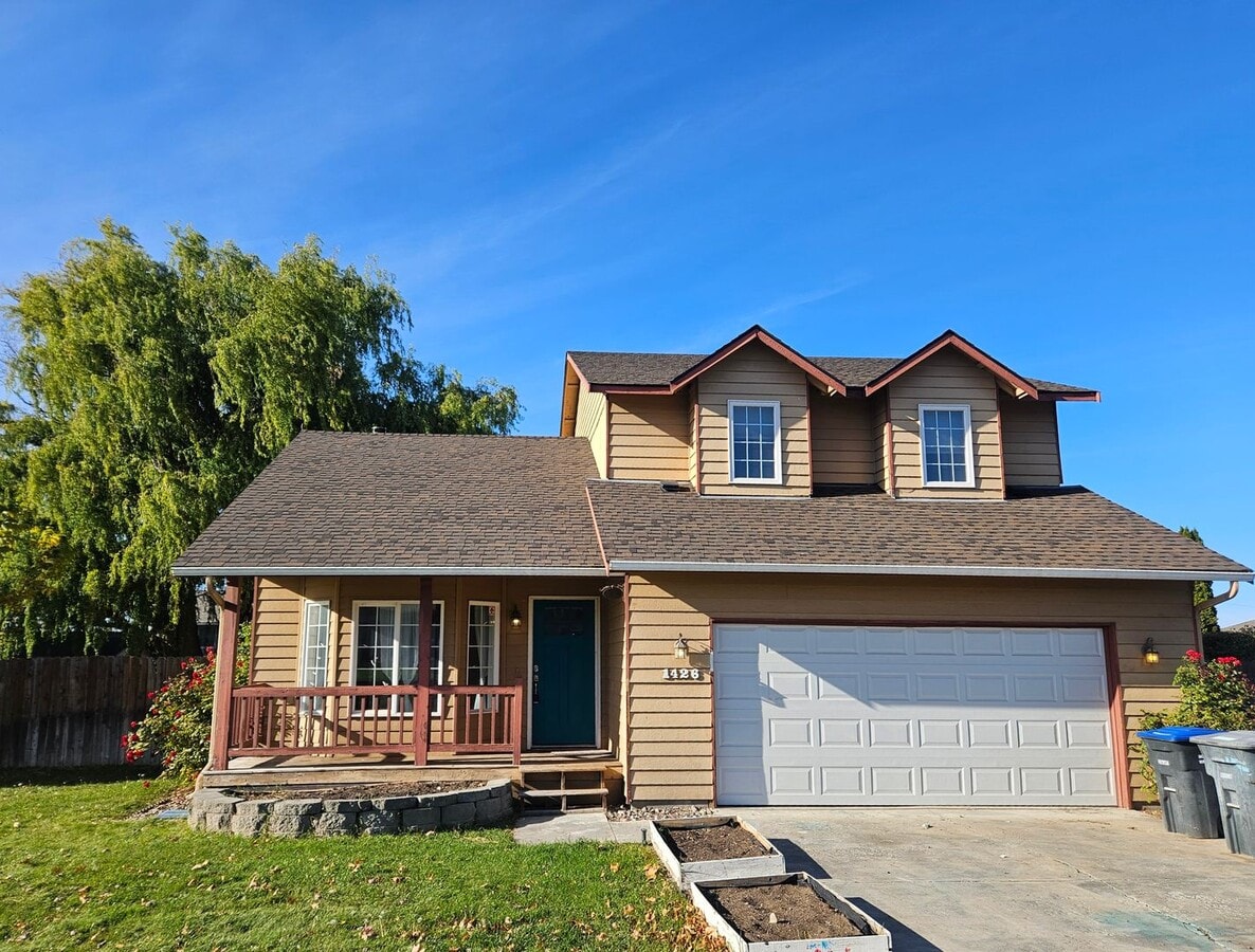 Three Bedroom Home in desirable neighborhood! - Three Bedroom Home in desirable neighborhood!