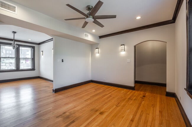 Building Photo - 6409 N Talman Ave Unit 301