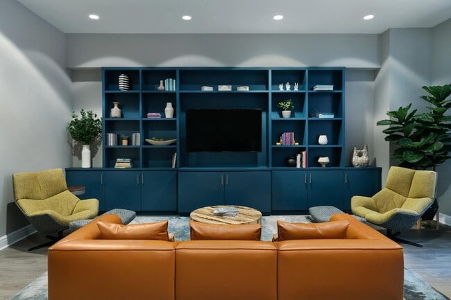 Expansive clubroom with lounge seating and complimentary high-speed Wi-Fi. - The Metropolitan at 40 Park