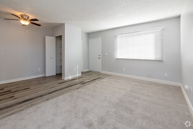 2BR, 1BA - 721SF - Living Room