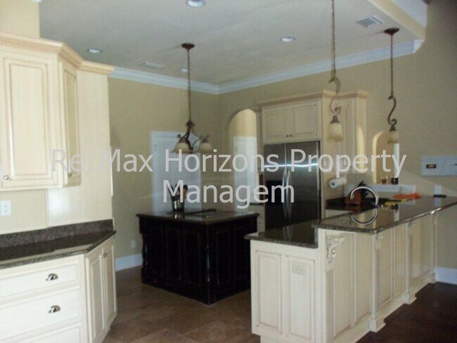 Photo - Magnificent home on golf course!