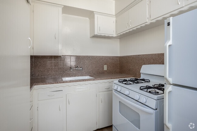 1BR, 1BA - 625SF - Kitchen