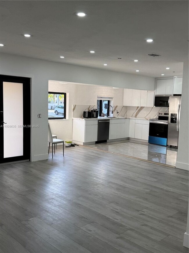 Building Photo - 1601 NE 158th St