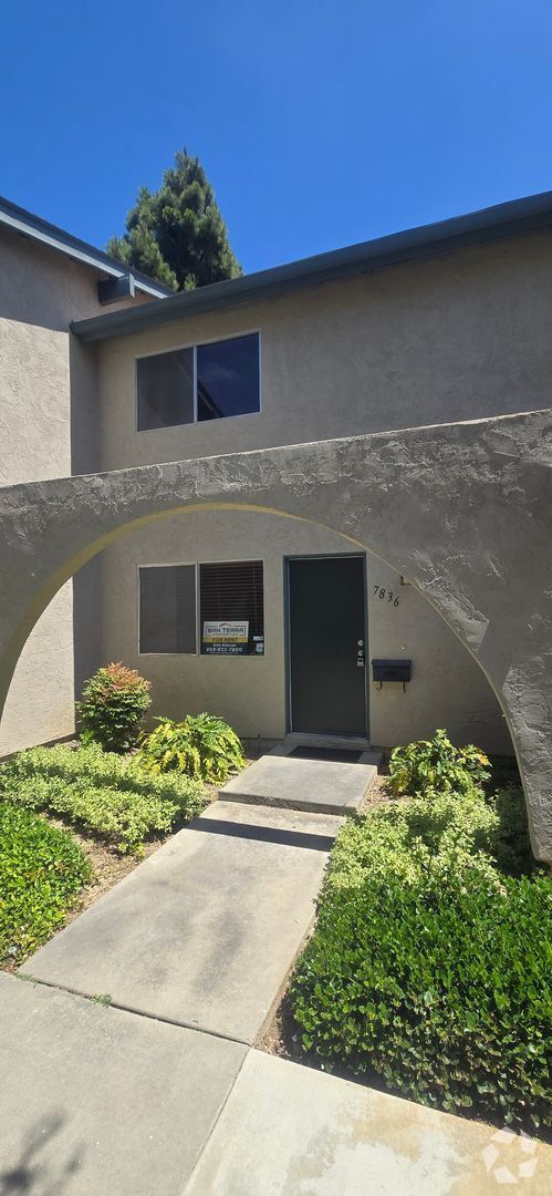 Building Photo - 3 Bedroom, 1.5 Bath Two-Story Townhome wit...