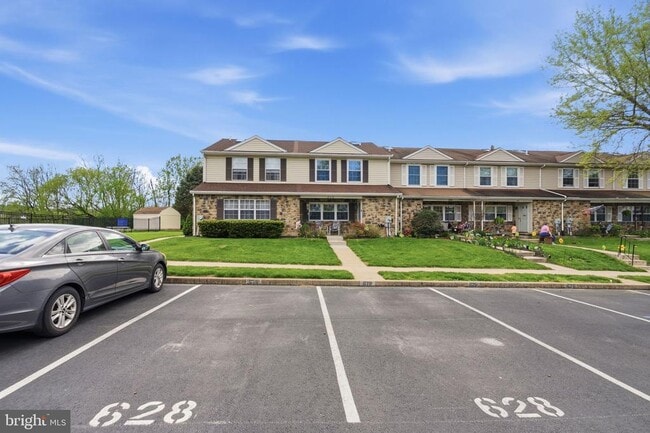 Photo - 628 Lancaster Ct