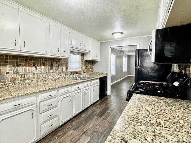 Photo - 2429 E 1st St