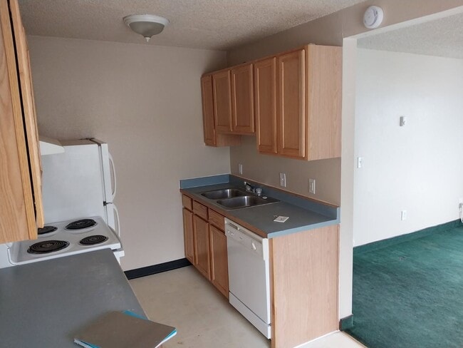 Building Photo - 2 bedroom 1 bathroom ground floor apartment - Granvue Apartments