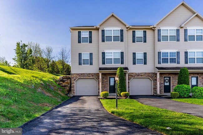 Photo - 198 Old Schoolhouse Ln