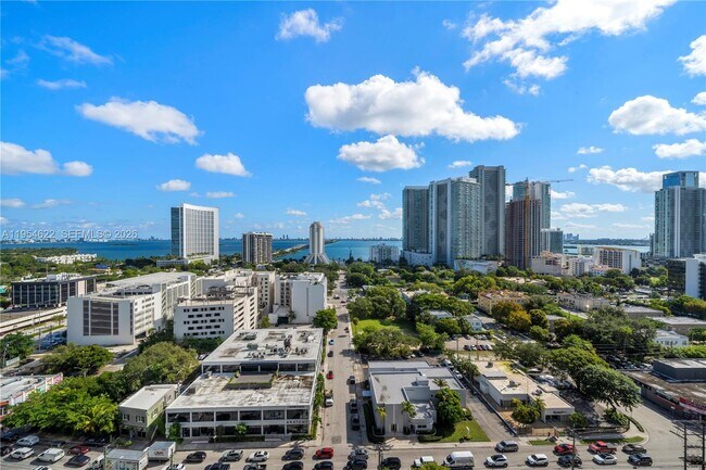 Photo - 121 NE 34th St Unidad 1704