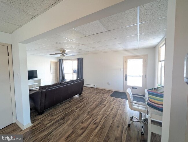 Photo - 213 Lincoln Way W