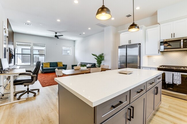 Photo - 2339 Eagle St