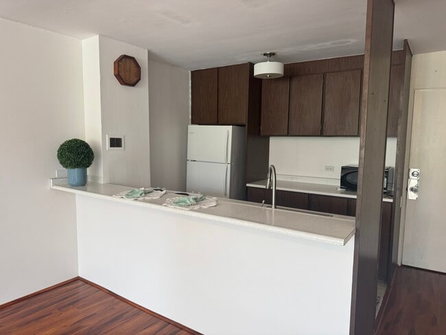 Building Photo - 1050 Kinau St Unit 506