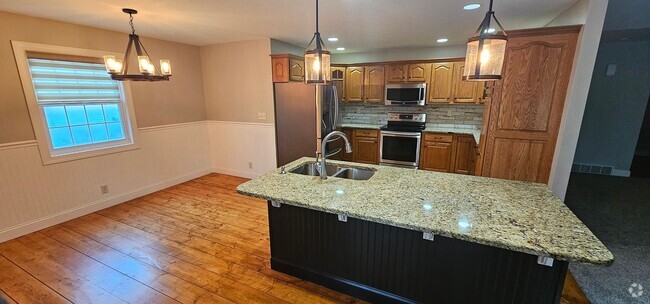 Building Photo - Welcome to this stunning 4 bedroom, 3 bath... Rental