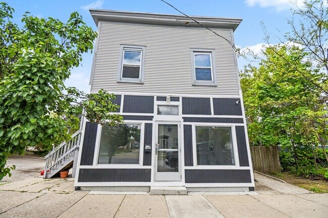 Building Photo - 613 Fuller Ave SE Unit 202