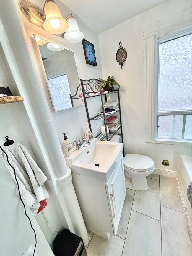 Photo - Spacious 3-Bedroom/1 Bath Apartment – Downtown Fredericton Unité 1