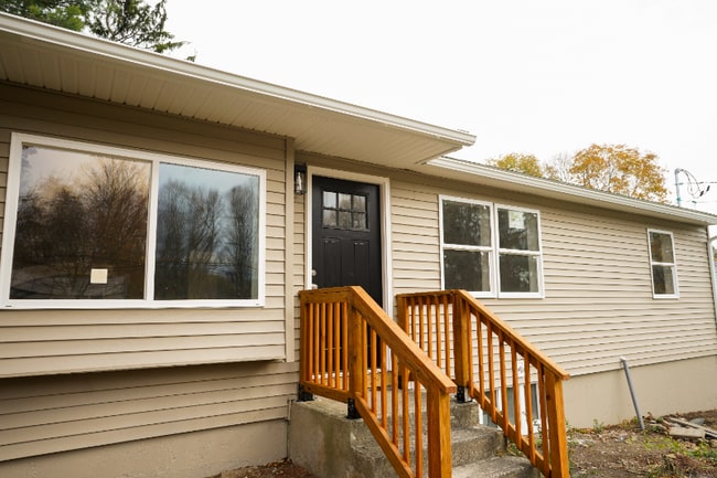 Building Photo - 8 Sussex Ln