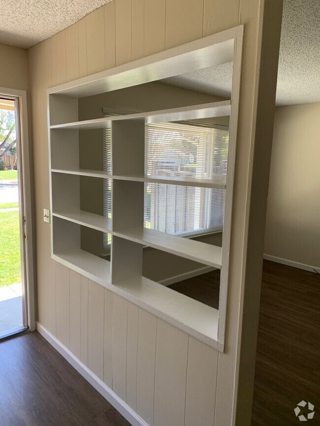 Building Photo - Excellent Value! Spacious Updated South Sa... Rental