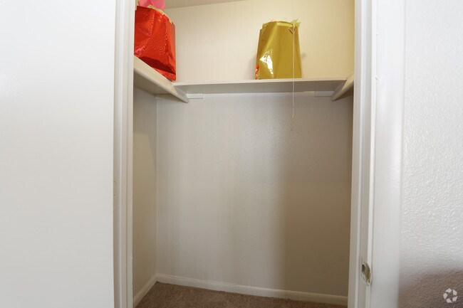 Camelback - 2BD, 1.5BA Primary Bedroom Closet