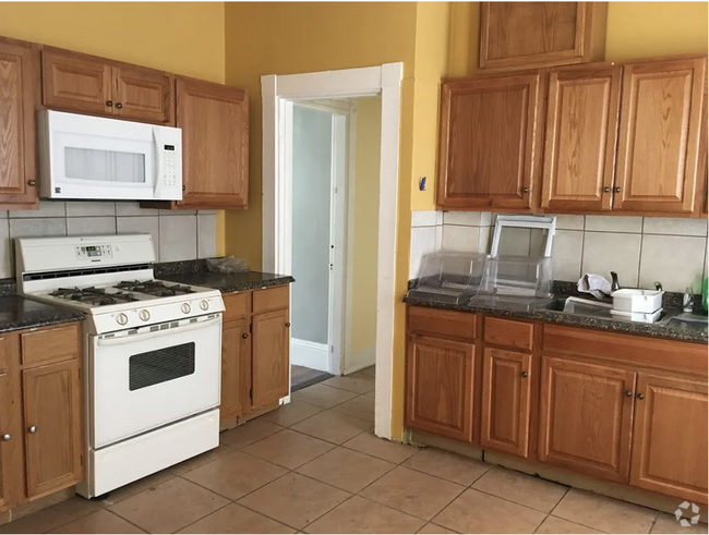 Building Photo - 194 Boylston St Unit 2 Rental