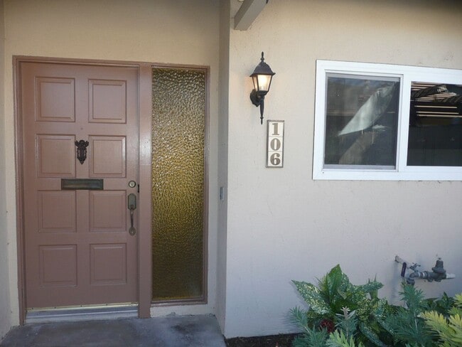 Building Photo - Great 2 bed/2bath in Tustin Villas Rental