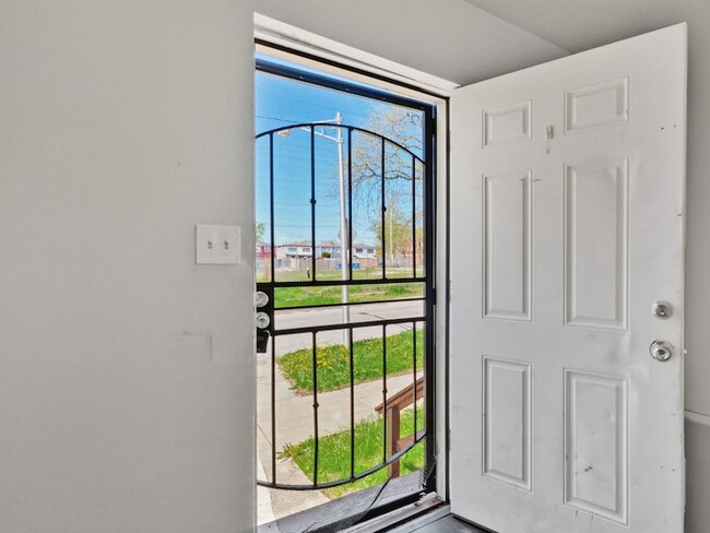 Photo - 6913 S Throop St