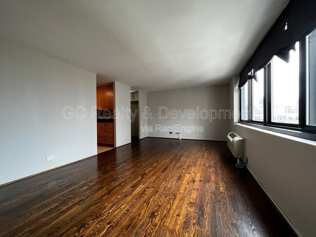 Photo - 1221 N Dearborn St