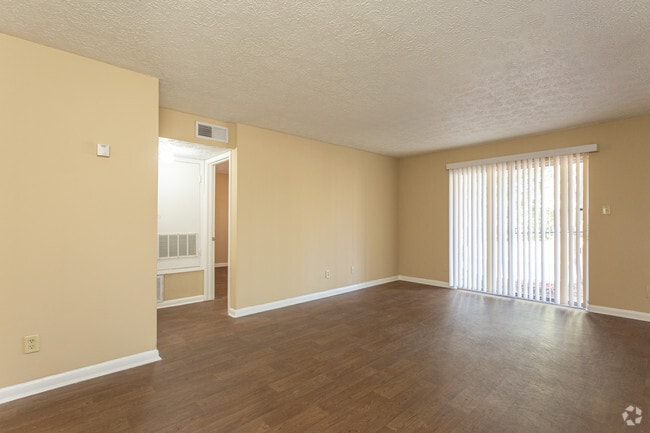 2BR, 1BA - 820 SF