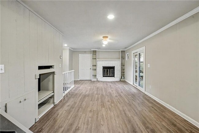 Photo - 2008 Shalimar Dr NE