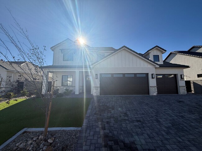 Photo - Gorgeous 5 bed 3.5 bath in Desert Canyons