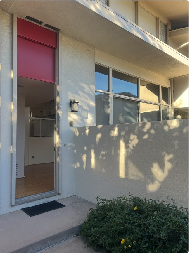 Building Photo - 4452 W Kling St