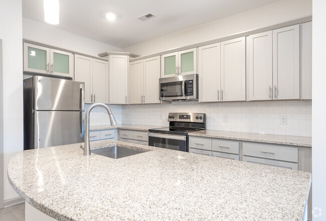 1BR, 1BA - 927SF Commodore - Kitchen