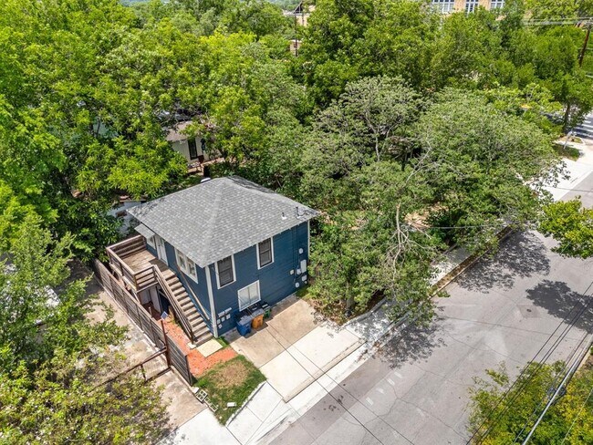 Photo - 2102 Brackenridge St