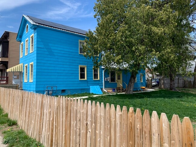 Building Photo - 813 19th St Unit #1