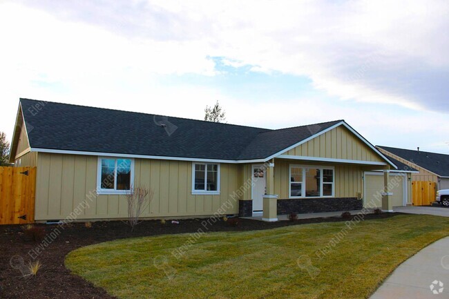 Building Photo - Newer single-level 3 BR home in NW Redmond...