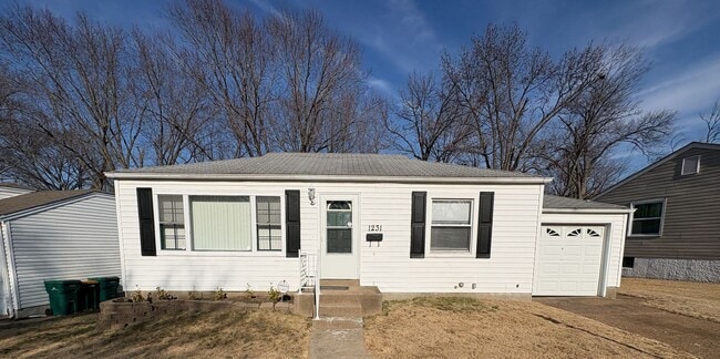 Building Photo - 1231 Hoyt Dr