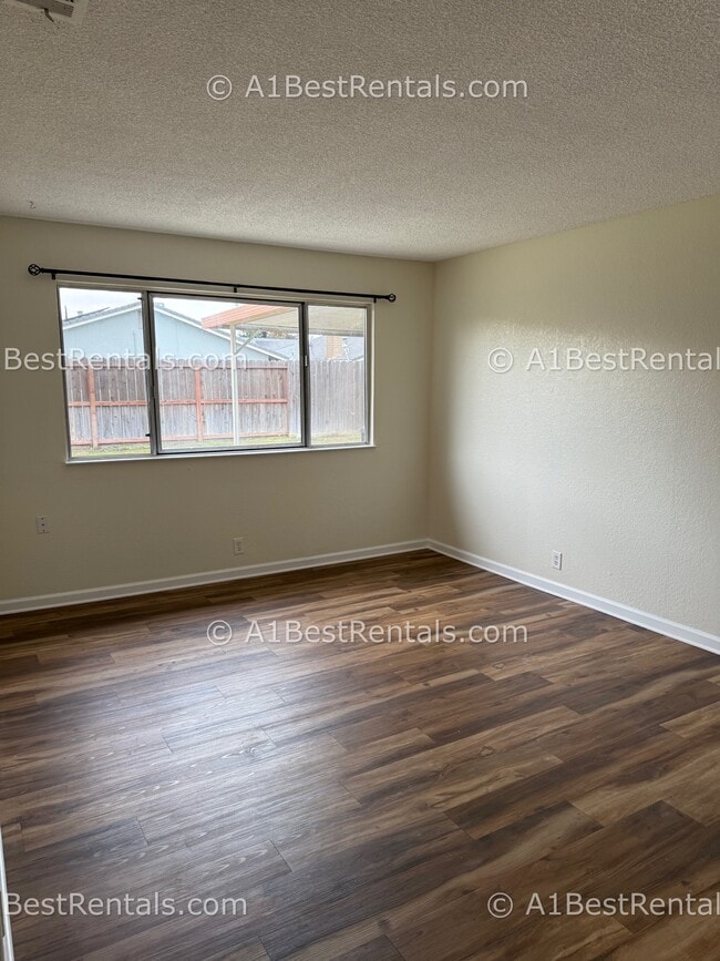 Photo - 683 Alpine Ave