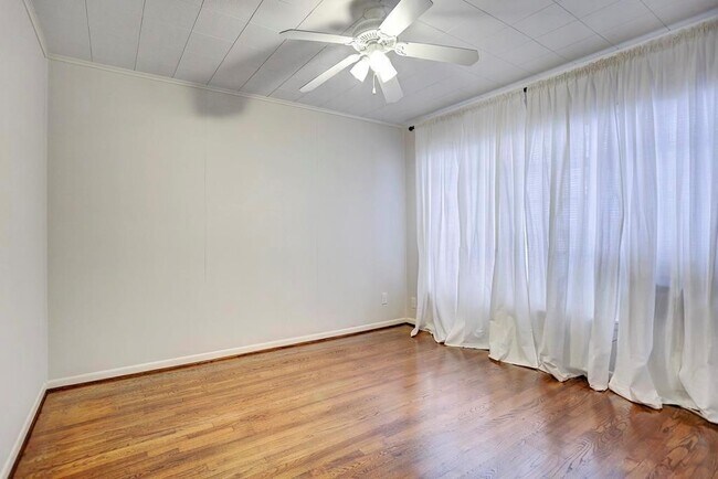 Photo - 2535 Shakespeare St