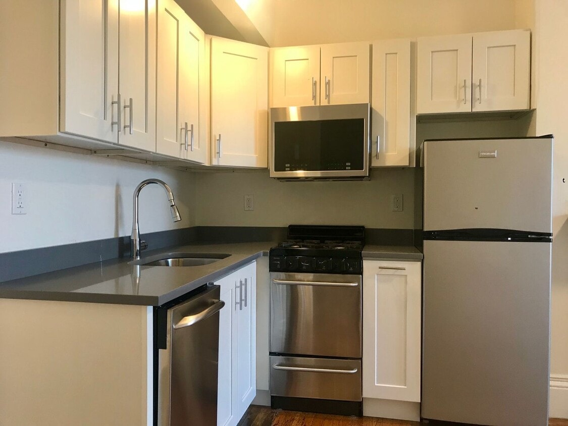 Nicely renovated 1 bed unit in the heart o... - Nicely renovated 1 bed unit in the heart o...