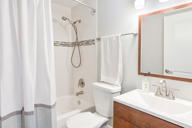 Full Bathroom - Carlyle Flats