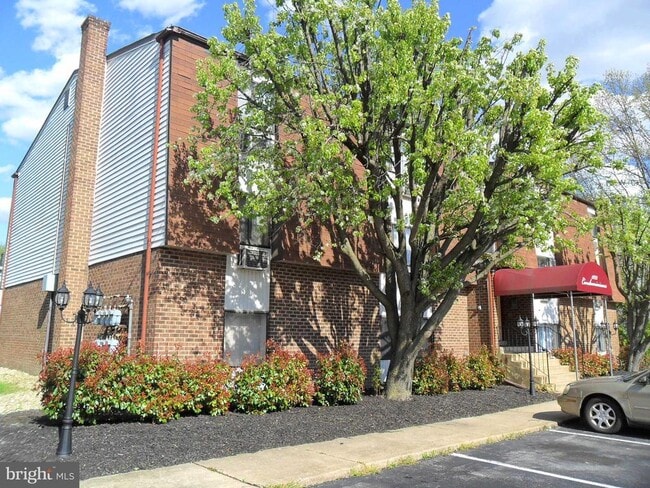 Building Photo - 610 W 11th St Unit 6