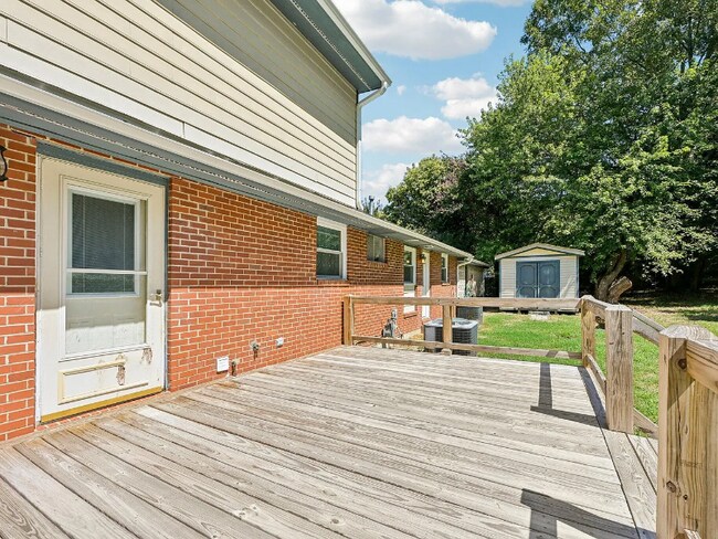 Photo - 900 Newcombe Rd