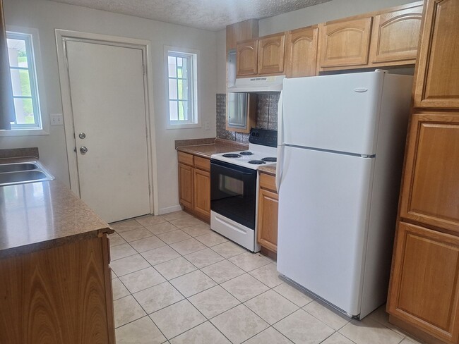 Building Photo - 184 Elm St Unit 201