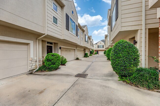 Photo - 3898 Center St