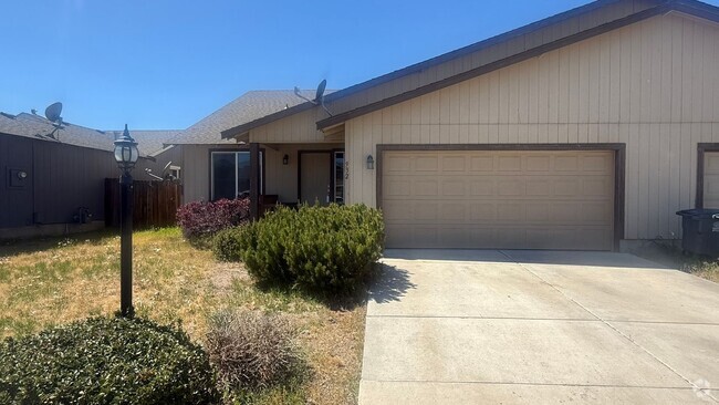 Building Photo - Madras Home in Strawberry Heights For Rent