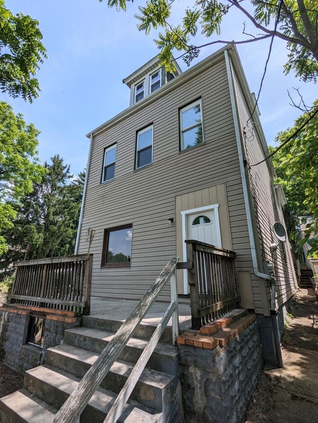 Building Photo - Large 4 Bedroom House - (Marshall-Shadelan...